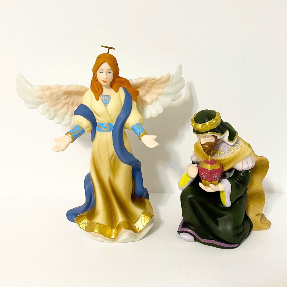 Hawthorn Village Angel and King Figures
